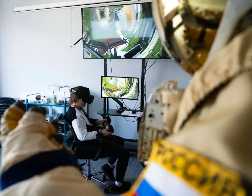 Фото Опубликованы кадры выхода на виртуальную орбиту космонавта из Новосибирска Анны Кикиной 2